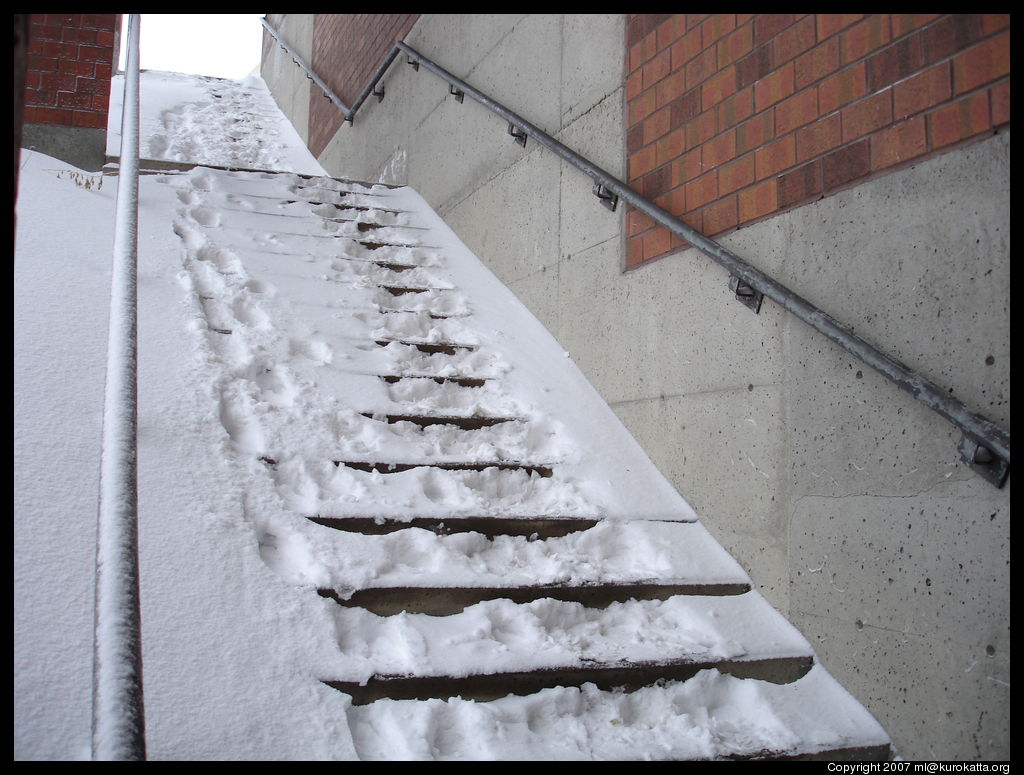 escalier partiellement déneigé
