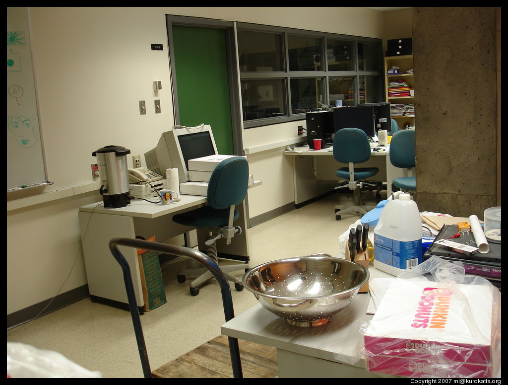 beignes et préparation du café au lab