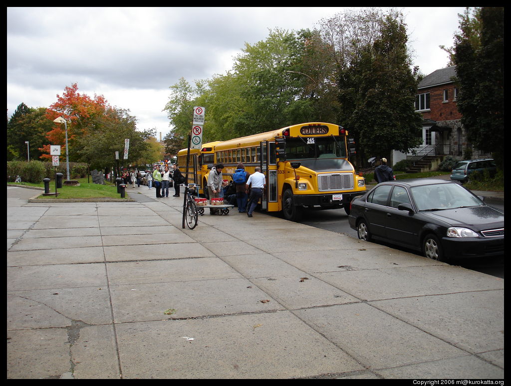 notre bus scolaire est en train d'être rempli