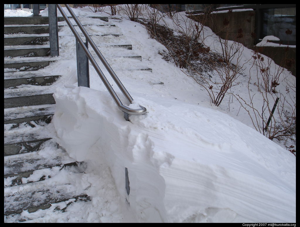 escalier partiellement déneigé