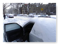 voiture légèrement enneigée