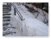 escalier partiellement déneigé