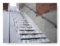 escalier partiellement déneigé