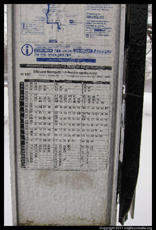 horaire de bus couvert de glace