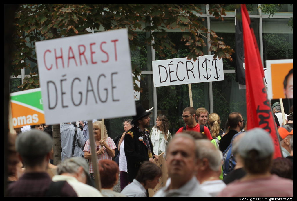 Charest dégage