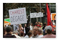 Charest dégage