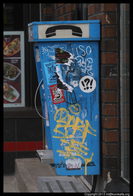 cabine téléphonique décorée