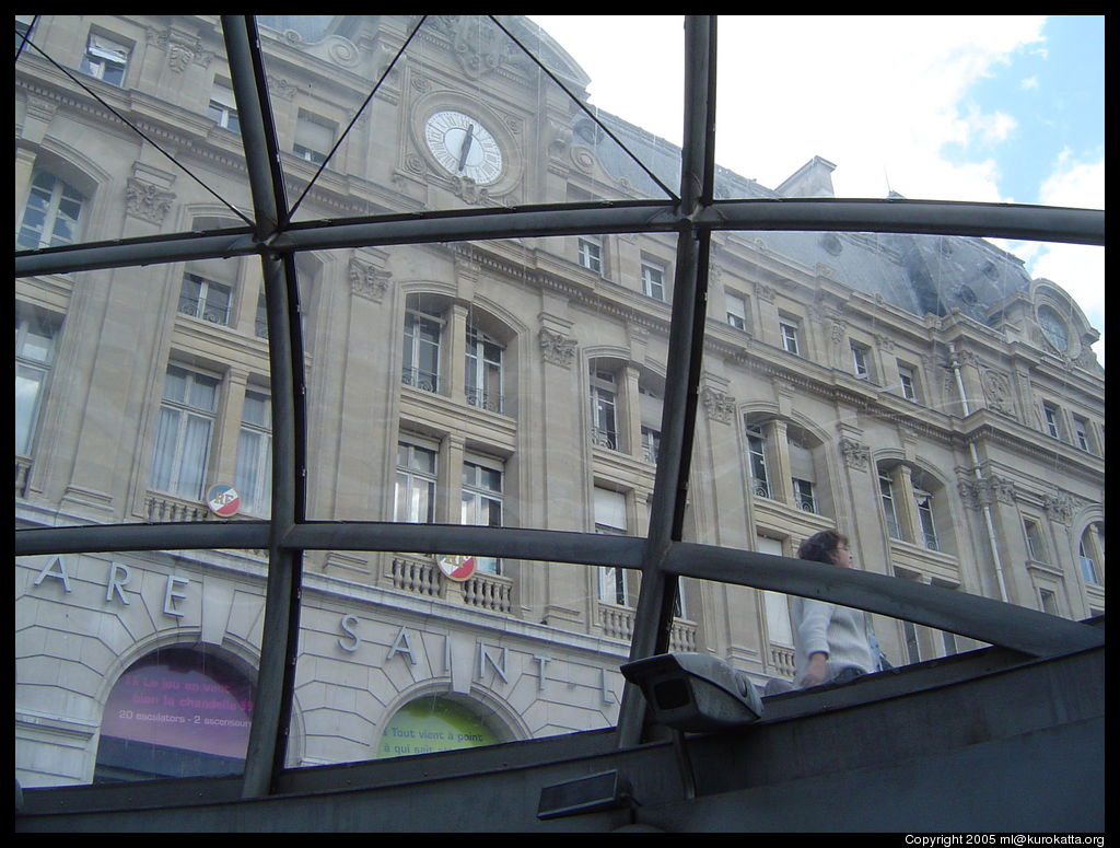 la gare Saint Lazare vue depuis l'entrée du métro