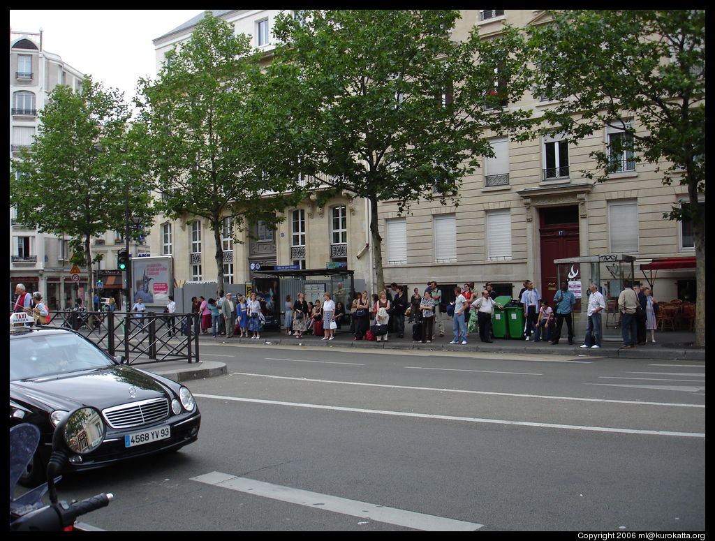 attente du bus boulevard Diderot