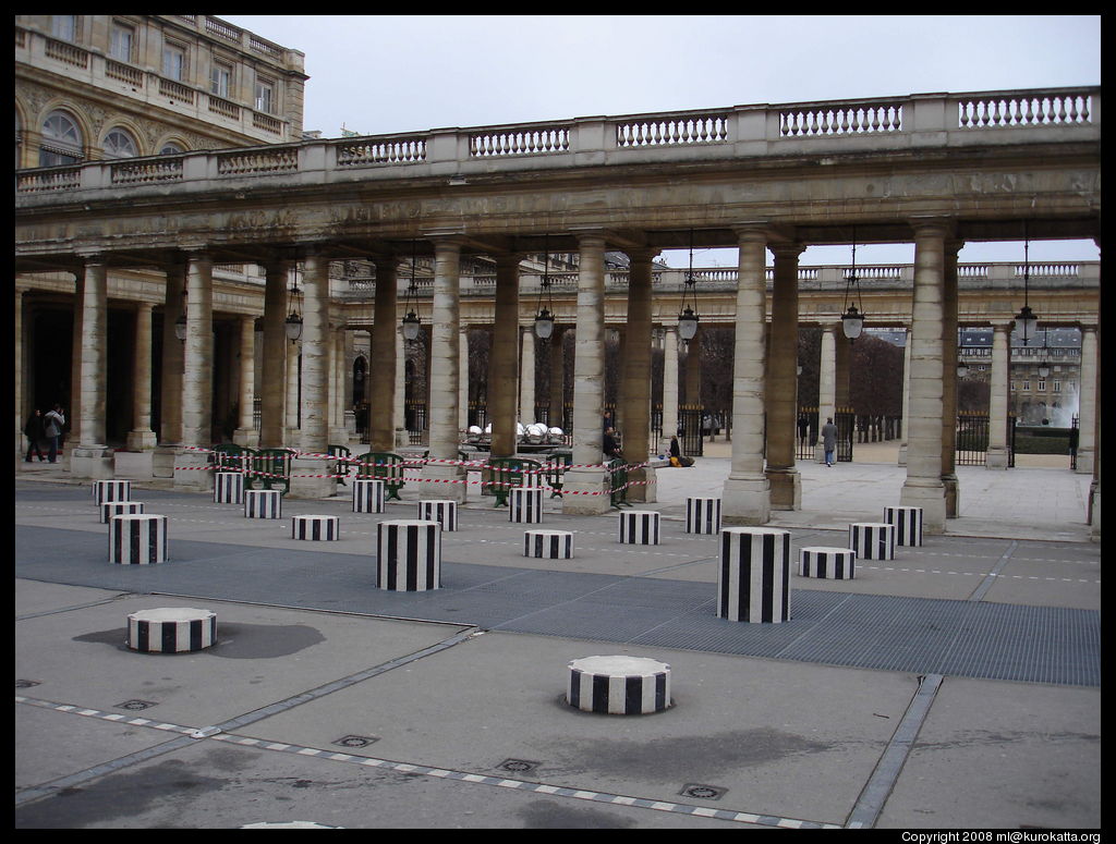 Les Deux Plateaux (« colonnes de Buren »)