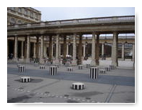 Les Deux Plateaux (« colonnes de Buren »)